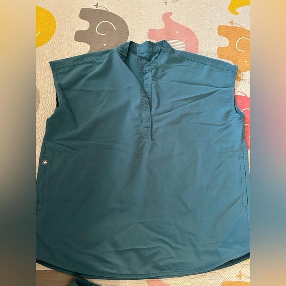 FIGS Women’s Scrubs Set- Hydrogreen, Small - Picture 3 of 6